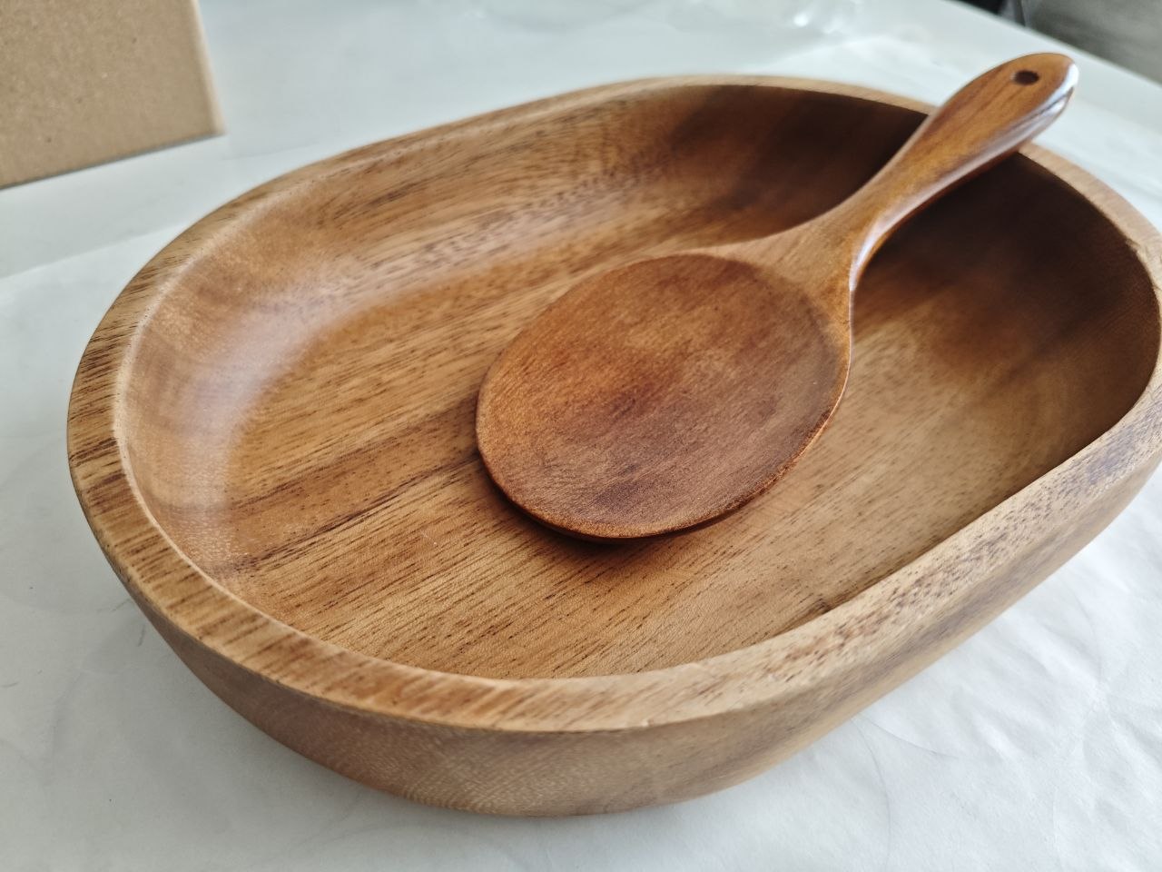 Овальна дерев’яна салатниця 24×18 см з ложкою